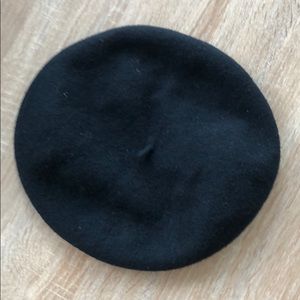 2/$30🎉Black 100% wool beret hat
